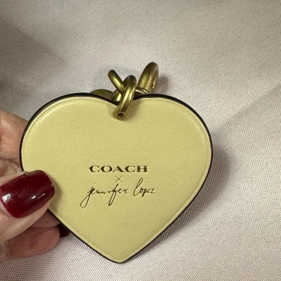 Coach Gold and Cream Heart Keyring limited edition - Jennifer Lopez - Picture 2 of 6